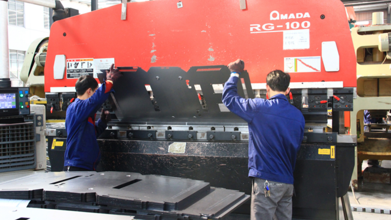 How Can PDUs Help Optimize Rack Space and Cable Management